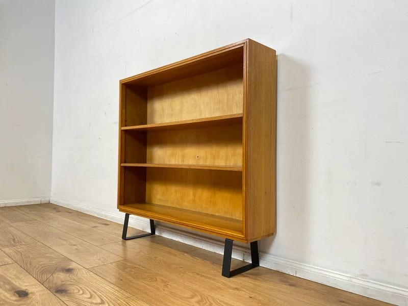 Minimalistisches Mid-Century Regal , Vollholz, mit verstellb. Regalböden & neuen Metallfüßen