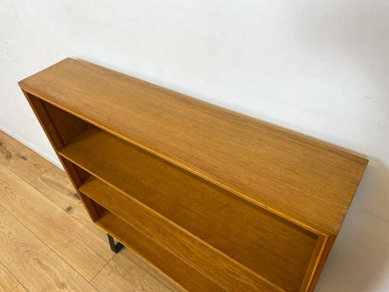 Minimalistisches Mid-Century Regal , Vollholz, mit verstellb. Regalböden & neuen Metallfüßen