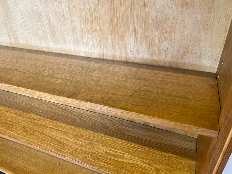 Minimalistisches Mid-Century Regal , Vollholz, mit verstellb. Regalböden & neuen Metallfüßen