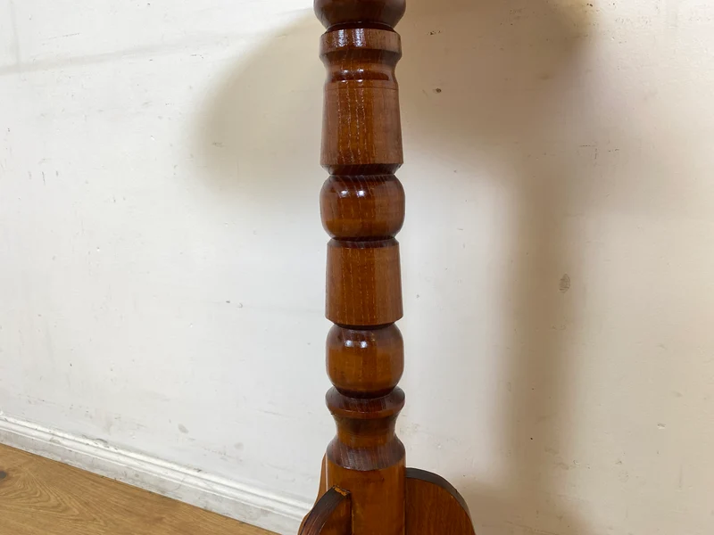 Schöner und stabiler runder 50er Jahre Beistelltisch im antiken Stil mit gedrechseltem Fuß I Tisch Tischchen Ablage Telefontisch Blumentisch Blumenbank Vintage I
