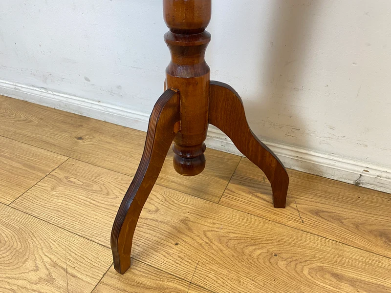 Schöner und stabiler runder 50er Jahre Beistelltisch im antiken Stil mit gedrechseltem Fuß I Tisch Tischchen Ablage Telefontisch Blumentisch Blumenbank Vintage I