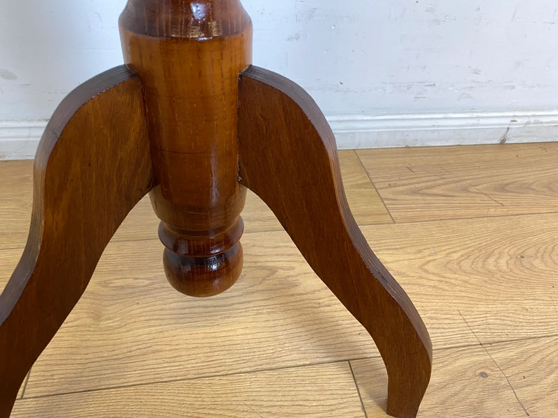 Schöner und stabiler runder 50er Jahre Beistelltisch im antiken Stil mit gedrechseltem Fuß I Tisch Tischchen Ablage Telefontisch Blumentisch Blumenbank Vintage I