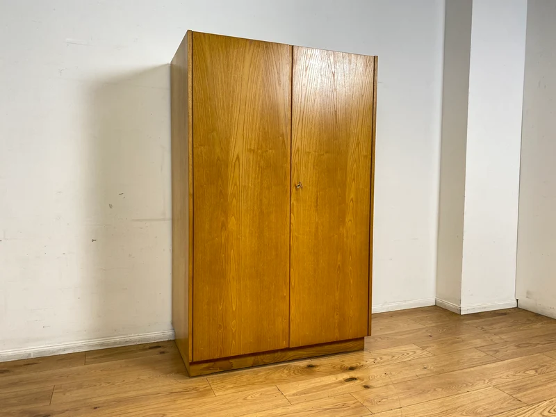 Ein VEB Hellerau Original I Seltener Mid-Century Kleiderschrank 799/O aus 1966 in ozeanischem Nussbaum mit Kleiderstange I Schrank Schlafzimmerschrank Vintage Retro 60er I