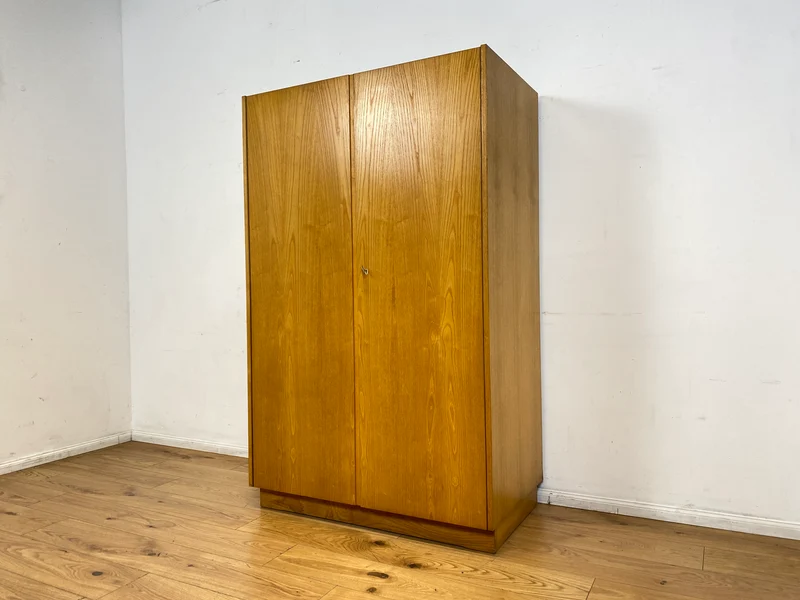 Ein VEB Hellerau Original I Seltener Mid-Century Kleiderschrank 799/O aus 1966 in ozeanischem Nussbaum mit Kleiderstange I Schrank Schlafzimmerschrank Vintage Retro 60er I