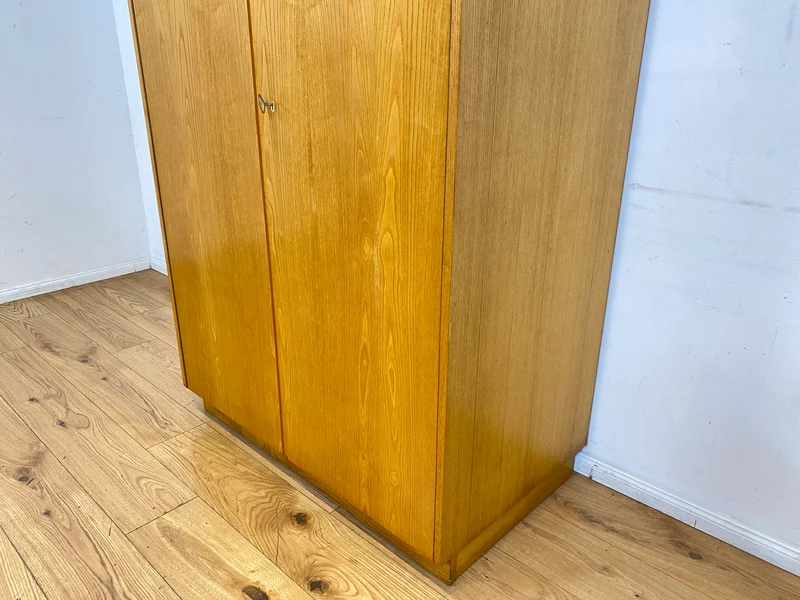 Ein VEB Hellerau Original I Seltener Mid-Century Kleiderschrank 799/O aus 1966 in ozeanischem Nussbaum mit Kleiderstange I Schrank Schlafzimmerschrank Vintage Retro 60er I