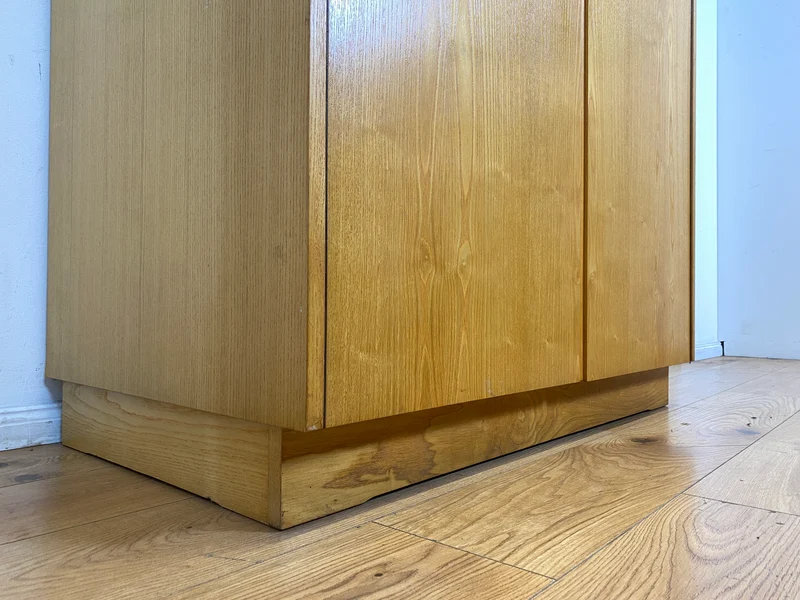 Ein VEB Hellerau Original I Seltener Mid-Century Kleiderschrank 799/O aus 1966 in ozeanischem Nussbaum mit Kleiderstange I Schrank Schlafzimmerschrank Vintage Retro 60er I