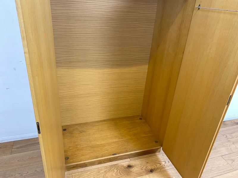 Ein VEB Hellerau Original I Seltener Mid-Century Kleiderschrank 799/O aus 1966 in ozeanischem Nussbaum mit Kleiderstange I Schrank Schlafzimmerschrank Vintage Retro 60er I