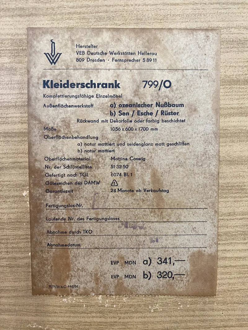 Ein VEB Hellerau Original I Seltener Mid-Century Kleiderschrank 799/O aus 1966 in ozeanischem Nussbaum mit Kleiderstange I Schrank Schlafzimmerschrank Vintage Retro 60er I