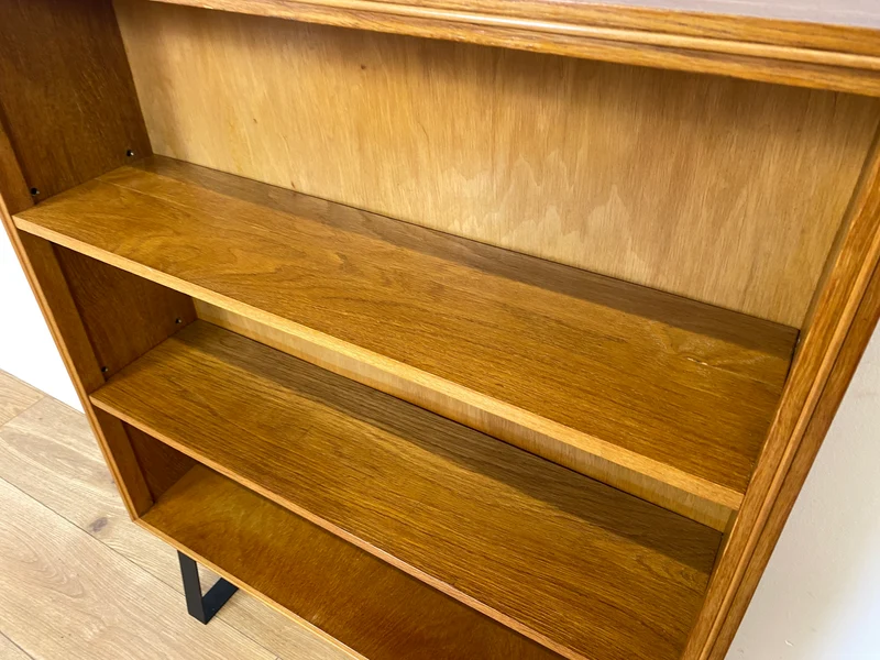 Stilvolles helles Mid-Century Regal , Vollholz, mit verstellb. Regalböden & neuen Metallfüßen I Holzregal Bücherregal Bücherschrank Küchenregal Regalwand Vintage Retro 60er I