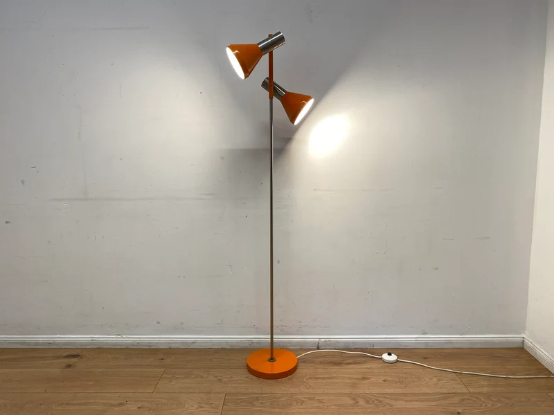 Kultige 70er Jahre Space Age Stehlampe in grandiosem Orange und Chrom mit zwei verstellb. Leuchten I Stehleuchte Lampe Leselampe Licht Pop Art Retro Vintage Mid-Century 60er I