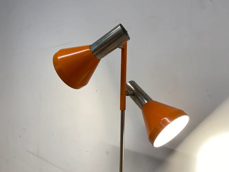 Kultige 70er Jahre Space Age Stehlampe in grandiosem Orange und Chrom mit zwei verstellb. Leuchten I Stehleuchte Lampe Leselampe Licht Pop Art Retro Vintage Mid-Century 60er I