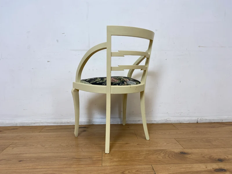Formschöner und stabiler weißer antiker Armlehnstuhl mit wunderschönem Pfauenstoff I Stuhl Sessel Armchair Schreibtischstuhl Lesestuhl Lesesessel Jugendstil Vintage I