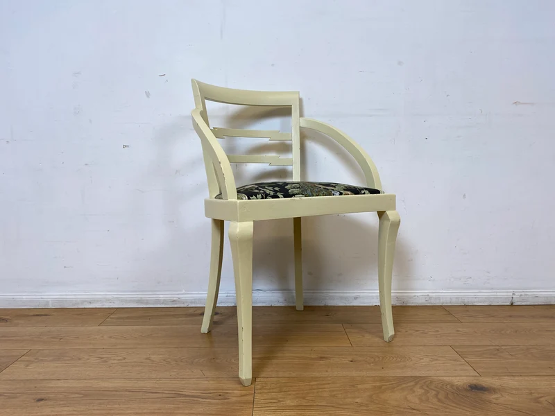Formschöner und stabiler weißer antiker Armlehnstuhl mit wunderschönem Pfauenstoff I Stuhl Sessel Armchair Schreibtischstuhl Lesestuhl Lesesessel Jugendstil Vintage I