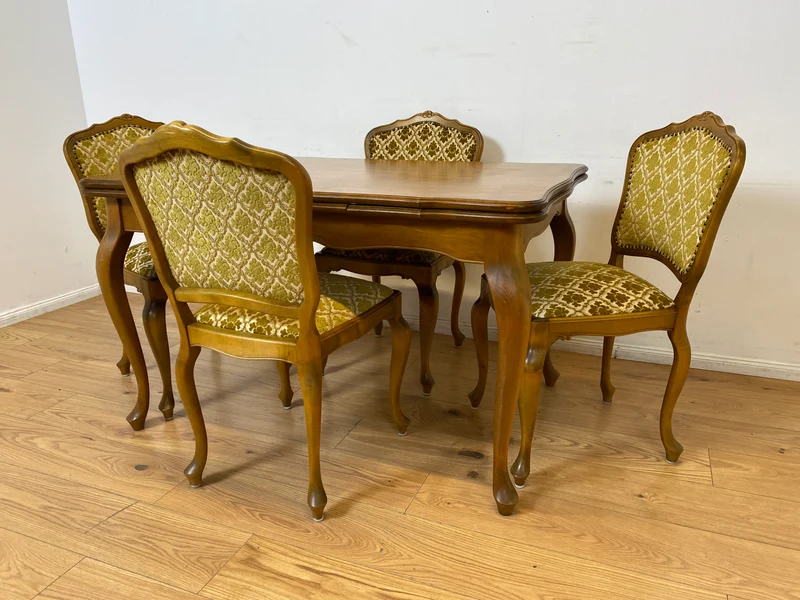 WMK I Set aus 4 besonders schönen 60er Jahre Chippendale Esszimmerstühlen mit hochwertigem Brokatbezug in Gold