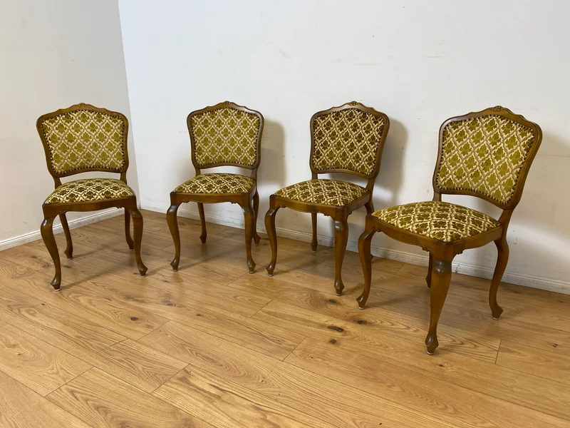 WMK I Set aus 4 besonders schönen 60er Jahre Chippendale Esszimmerstühlen mit hochwertigem Brokatbezug in Gold