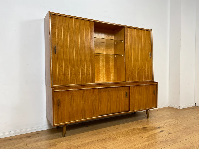 Hochwertiger 50er Jahre Wohnzimmerschrank aus vollem Holz in Nussbaum mit Schiebetüren I Highboard Bücherschrank Büchervitrine Sideboard Schrank Vintage Retro 60er I