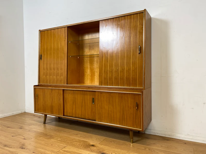 Hochwertiger 50er Jahre Wohnzimmerschrank aus vollem Holz in Nussbaum mit Schiebetüren I Highboard Bücherschrank Büchervitrine Sideboard Schrank Vintage Retro 60er I