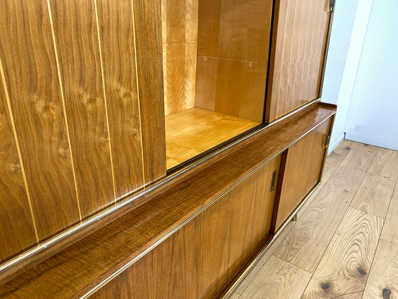 Hochwertiger 50er Jahre Wohnzimmerschrank aus vollem Holz in Nussbaum mit Schiebetüren I Highboard Bücherschrank Büchervitrine Sideboard Schrank Vintage Retro 60er I