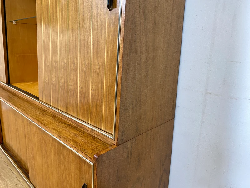 Hochwertiger 50er Jahre Wohnzimmerschrank aus vollem Holz in Nussbaum mit Schiebetüren I Highboard Bücherschrank Büchervitrine Sideboard Schrank Vintage Retro 60er I