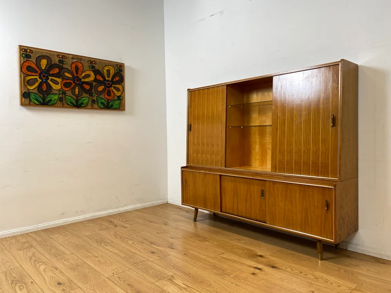 Hochwertiger 50er Jahre Wohnzimmerschrank aus vollem Holz in Nussbaum mit Schiebetüren I Highboard Bücherschrank Büchervitrine Sideboard Schrank Vintage Retro 60er I