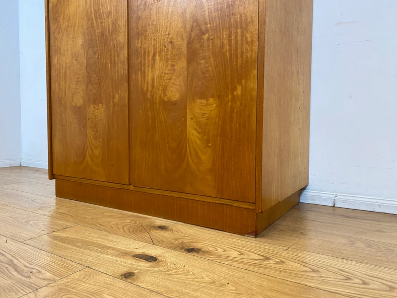 Perfekt aufgeteilter heller 60er Jahre Kleiderschrank mit Kleiderstange und Einlegeböden I Schrank Schlafzimmerschrank Garderobe Flurschrank Mid-Century Vintage Retro I