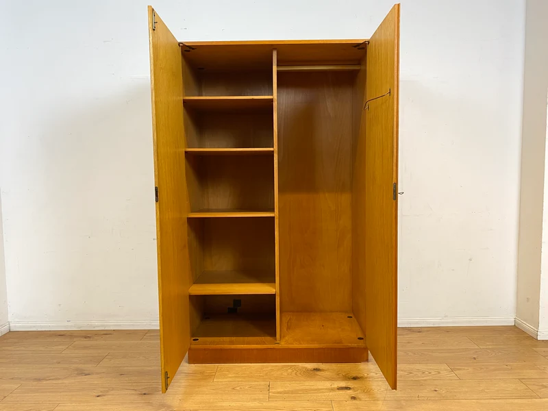 Perfekt aufgeteilter heller 60er Jahre Kleiderschrank mit Kleiderstange und Einlegeböden I Schrank Schlafzimmerschrank Garderobe Flurschrank Mid-Century Vintage Retro I