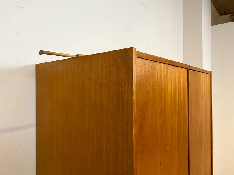 Perfekt aufgeteilter heller 60er Jahre Kleiderschrank mit Kleiderstange und Einlegeböden I Schrank Schlafzimmerschrank Garderobe Flurschrank Mid-Century Vintage Retro I
