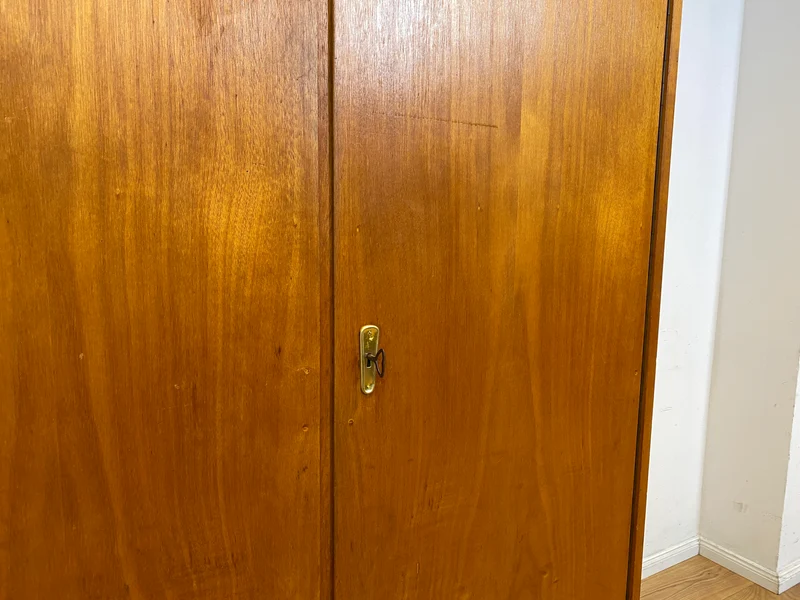 Perfekt aufgeteilter heller 60er Jahre Kleiderschrank mit Kleiderstange und Einlegeböden I Schrank Schlafzimmerschrank Garderobe Flurschrank Mid-Century Vintage Retro I