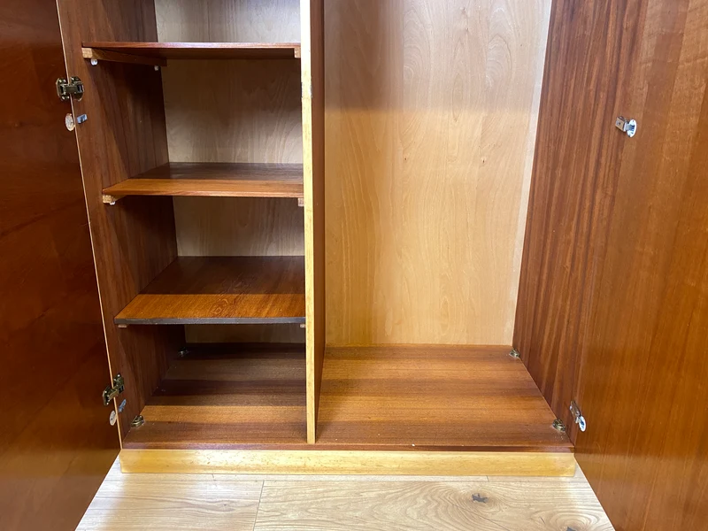 Stilvoller und perfekt aufgeteilter heller Mid-Century Kleiderschrank mit Kleiderstange und Böden I Schrank Schlafzimmerschrank Garderobe Flurschrank Vintage Retro 60er 70er I