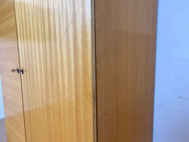 Stilvoller und perfekt aufgeteilter heller Mid-Century Kleiderschrank mit Kleiderstange und Böden I Schrank Schlafzimmerschrank Garderobe Flurschrank Vintage Retro 60er 70er I