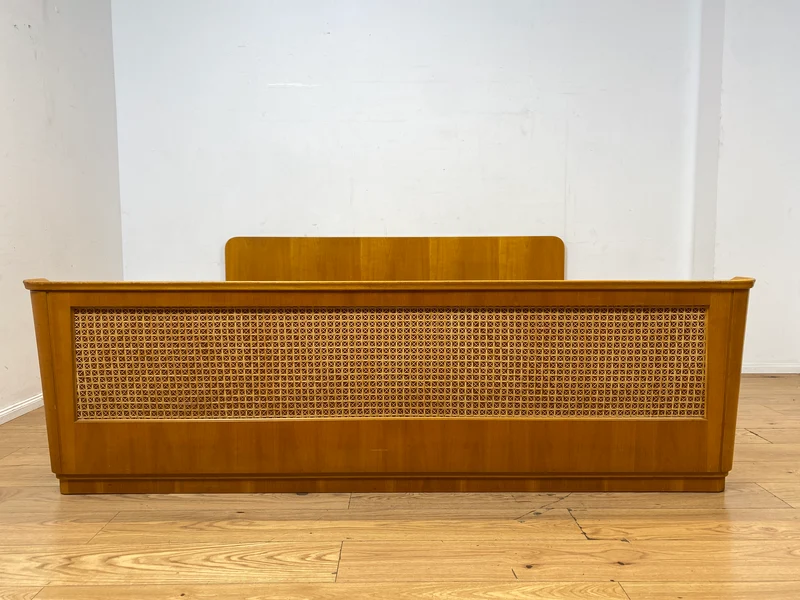 Besonders schönes helles Mid-Century Bett für 100x200cm Matratzen mit aufwendig gearbeitetem Rattan Geflecht I Doppelbett Holzbett Bettrahmen Schlafzimmer 50er 60er Vintage I