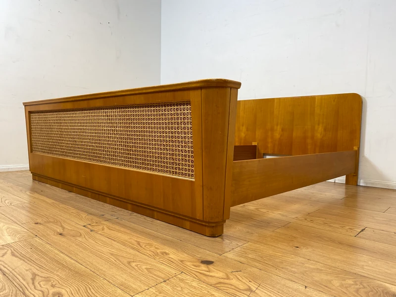Besonders schönes helles Mid-Century Bett für 100x200cm Matratzen mit aufwendig gearbeitetem Rattan Geflecht I Doppelbett Holzbett Bettrahmen Schlafzimmer 50er 60er Vintage I