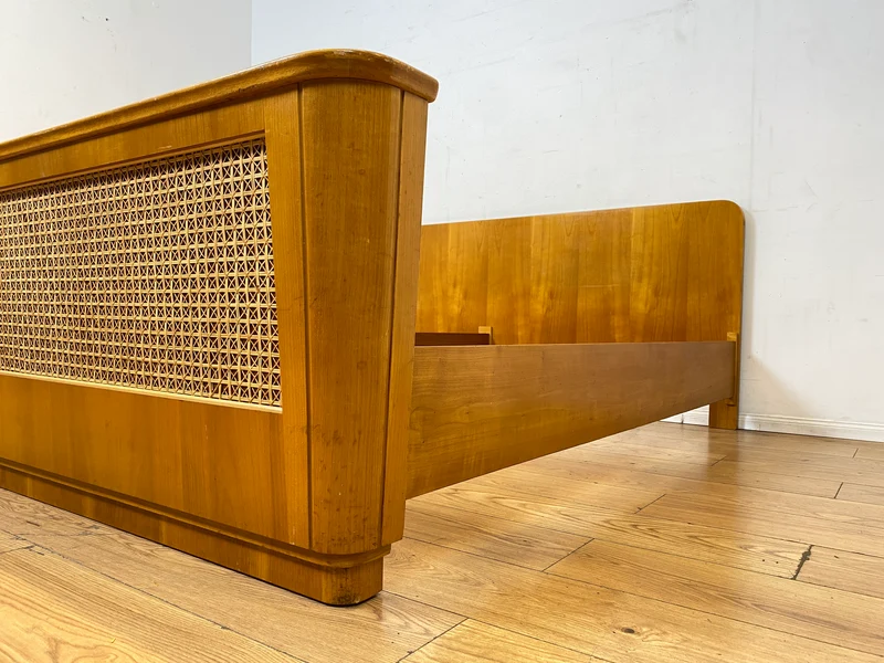 Besonders schönes helles Mid-Century Bett für 100x200cm Matratzen mit aufwendig gearbeitetem Rattan Geflecht I Doppelbett Holzbett Bettrahmen Schlafzimmer 50er 60er Vintage I