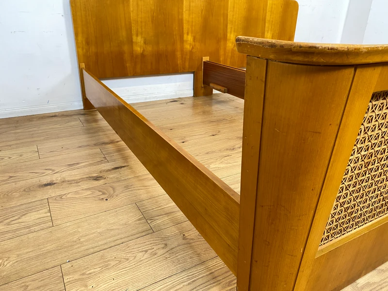 Besonders schönes helles Mid-Century Bett für 100x200cm Matratzen mit aufwendig gearbeitetem Rattan Geflecht I Doppelbett Holzbett Bettrahmen Schlafzimmer 50er 60er Vintage I