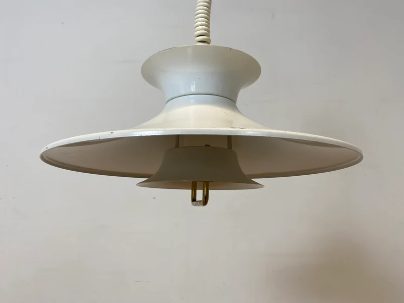 WMK I Schöne höhenverstellbare weiße skandinavische Space Age Designer Pendelleuchte von Belid aus Metall