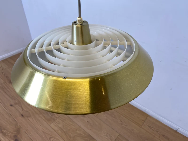 WMK I Grandiose skandinavische goldene Space Age Hängelampe aus Aluminiumhte