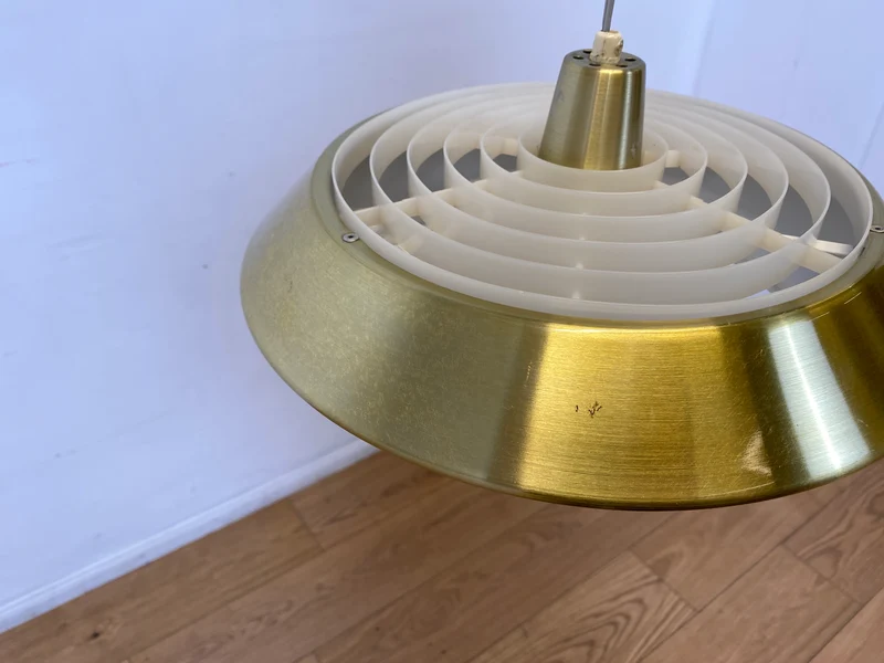 WMK I Grandiose skandinavische goldene Space Age Hängelampe aus Aluminiumhte