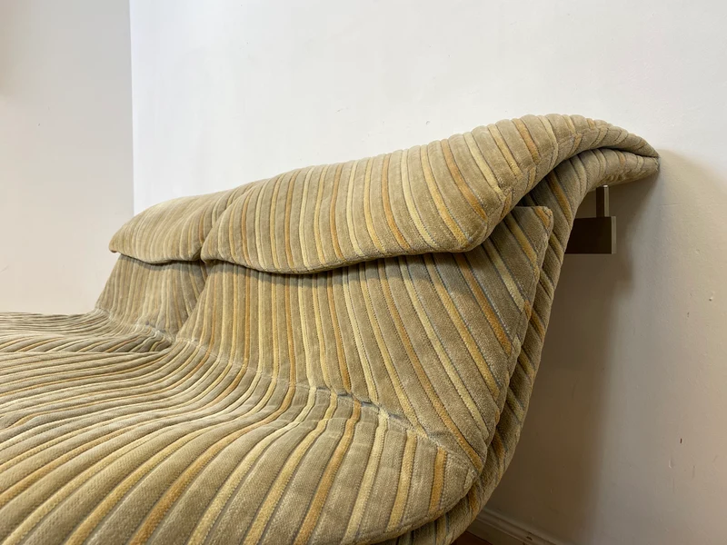 WMK I Ikonisches 70er Jahre Wave Sofa von Giovanni Offredi für Saporiti Italia auf Chrom Gestell und in Originalbezug