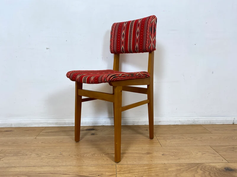 WMK I Versand möglich I 1/2 Freundlicher und gemütlicher heller Mid-Century Stuhl mit rotem Originalbezug