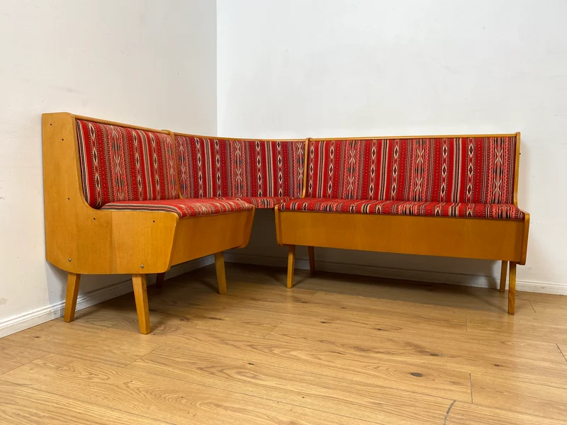 WMK I Besonders schöne Mid-Century Kücheneckbank mit rotem Originalbezug und praktischen Staufächern