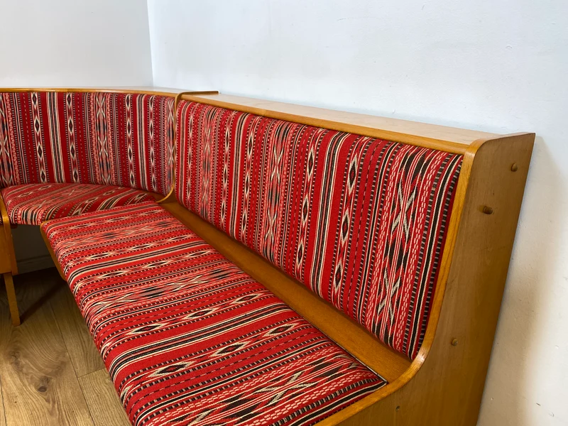 WMK I Besonders schöne Mid-Century Kücheneckbank mit rotem Originalbezug und praktischen Staufächern