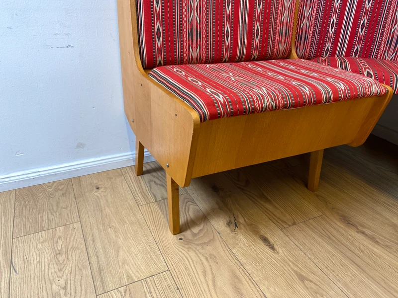 WMK I Besonders schöne Mid-Century Kücheneckbank mit rotem Originalbezug und praktischen Staufächern