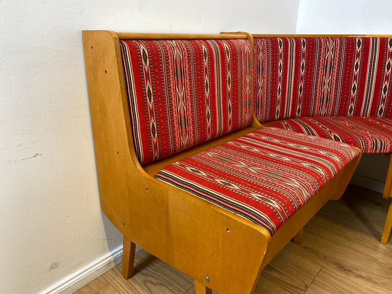 WMK I Besonders schöne Mid-Century Kücheneckbank mit rotem Originalbezug und praktischen Staufächern
