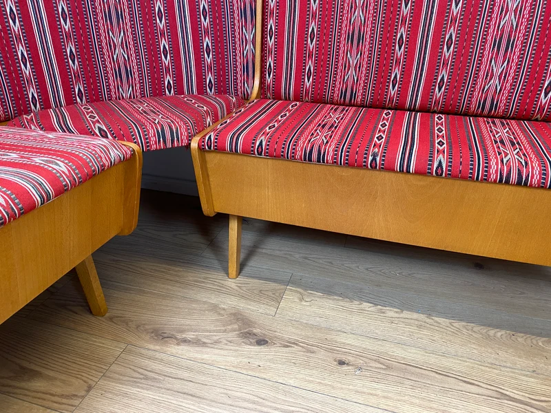 WMK I Besonders schöne Mid-Century Kücheneckbank mit rotem Originalbezug und praktischen Staufächern