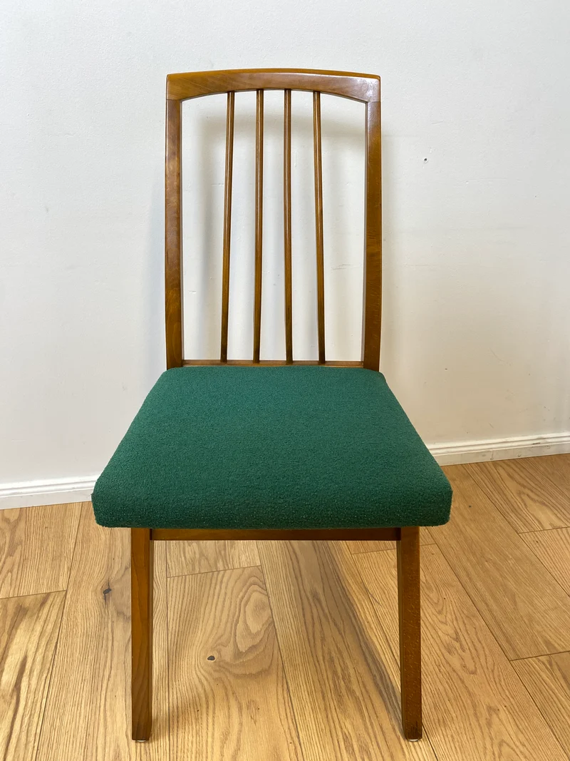 WMK I Set aus 4 sehr schönen Mid-Century Esszimmerstühlen mit Sprossen & grünem Originalbezug, bau ähnlich mit Casala