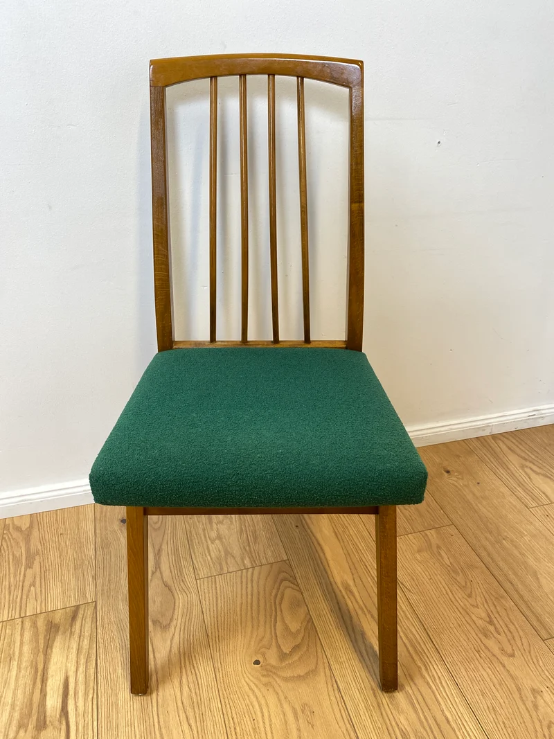 WMK I Set aus 4 sehr schönen Mid-Century Esszimmerstühlen mit Sprossen & grünem Originalbezug, bau ähnlich mit Casala
