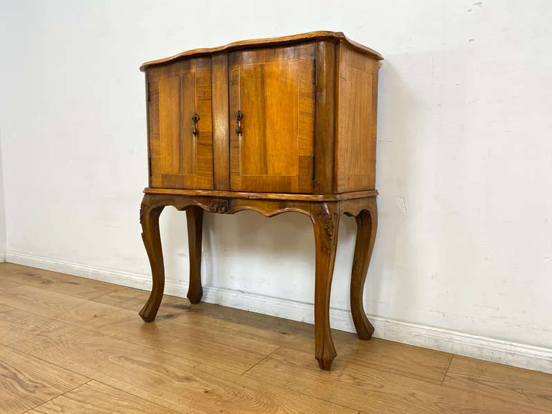 WMK I Hübsche kleine 60er Jahre Kommode im antiken Stil mit Intarsien und Messinggriffen