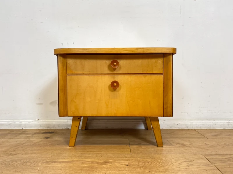 WMK I Formschöner heller Mid-Century Nachtisch mit Schublade, Klappe & Glasauflage