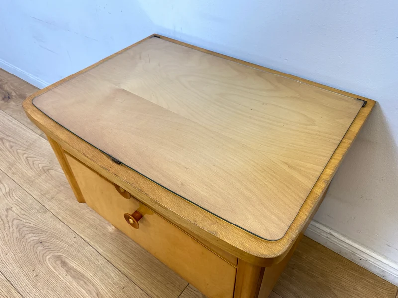 WMK I Formschöner heller Mid-Century Nachtisch mit Schublade, Klappe & Glasauflage