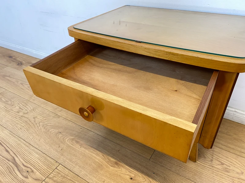 WMK I Formschöner heller Mid-Century Nachtisch mit Schublade, Klappe & Glasauflage